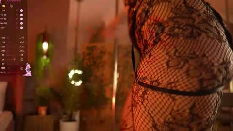 Snapshot of smiley_mia_ chatting on 11.06.25 Mia online show from 11.06.25