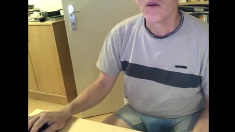 Snapshot of sneaxfreund chatting on 05.20.26 sneaxfreund online show from 05.20.26