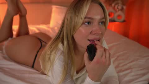 Candice Snow online show from 01.12.25