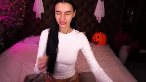 snow_whiteeex online show from 10.31.25