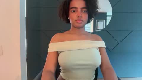 Snapshot of sofi_z chatting on 12.01.25 Sofi online show from 12.01.25