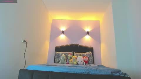 Snapshot of sofiaclaus_19 chatting on 10.17.25 Sofia online show from 10.17.25