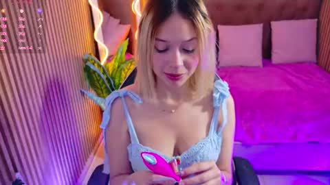Snapshot of sofiapalmer_tay chatting on 07.15.26 SOFI online show from 07.15.26