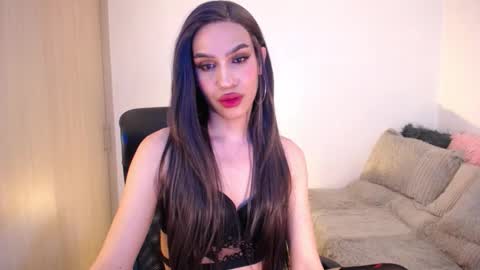 Snapshot of sofiaroamontoya chatting on 11.19.25 Samara Silex online show from 11.19.25