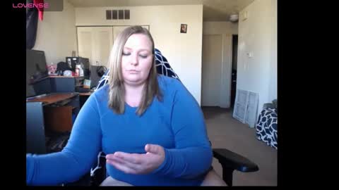 Snapshot of softerpeaches chatting on 12.05.24 Rose online show from 12.05.24