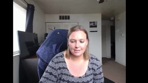 Snapshot of softerpeaches chatting on 09.30.25 Rose online show from 09.30.25