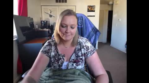 Snapshot of softerpeaches chatting on 11.03.25 Rose online show from 11.03.25