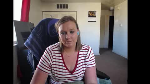 Snapshot of softerpeaches chatting on 11.06.25 Rose online show from 11.06.25