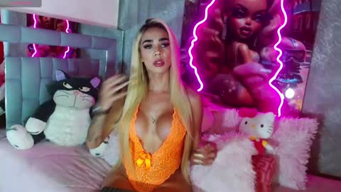 instagram    evalunavelez1. online show from 03.11.25