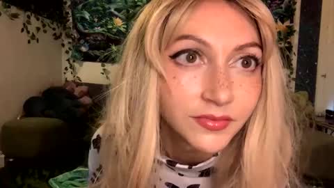 Snapshot of solshimmer chatting on 10.11.25 solshimmer online show from 10.11.25