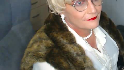 Snapshot of sonjairene chatting on 12.25.24 sonjairene online show from 12.25.24