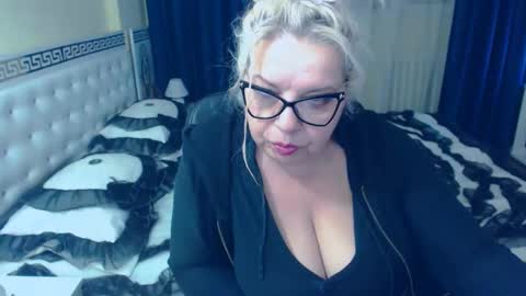 Snapshot of sonyamilf chatting on 12.19.24 Sonya online show from 12.19.24