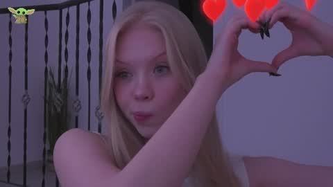 Snapshot of sonyaplush chatting on 12.21.24 Sonya Instagram Twitter sonyaplushgirl OnlyFans sonyaplush online show from 12.21.24