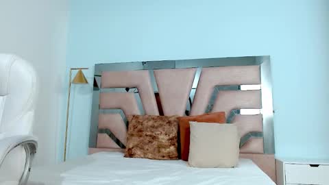 Snapshot of sophia_hadid chatting on 01.18.25 Sophia online show from 01.18.25