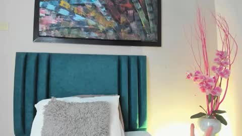 sophiacolliins online show from 10.13.25