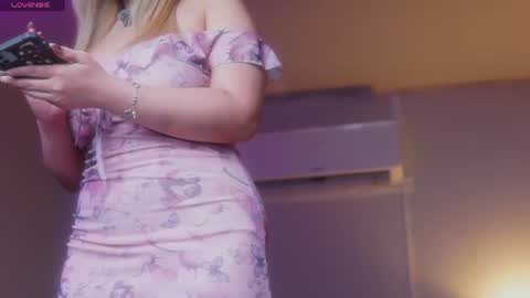 Snapshot of sophialaxx chatting on 06.20.26 Sophia online show from 06.20.26