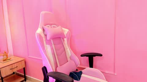 Snapshot of sophiawhite__ chatting on 01.07.25 SOPHIA online show from 01.07.25