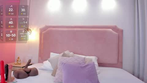 Snapshot of sophiawhite__ chatting on 09.30.25 SOPHIA online show from 09.30.25