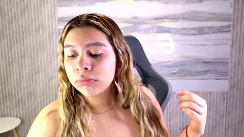 Snapshot of sophie19__ chatting on 05.19.26 sophie online show from 05.19.26