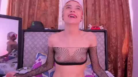 Snapshot of sophie_vega1 chatting on 06.12.26 Sophie online show from 06.12.26