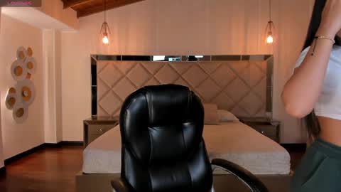 Sophie Houston online show from 04.23.26