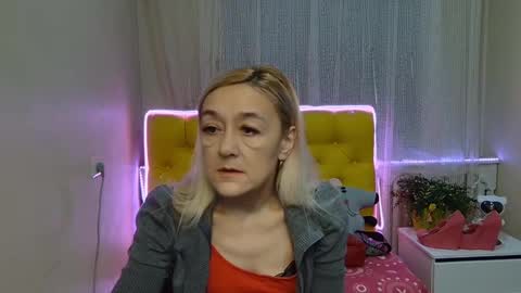 Snapshot of sophiekittyy chatting on 01.28.25 sophiekittyy online show from 01.28.25