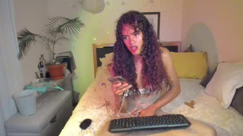 Snapshot of sophielondono21 chatting on 11.14.25 SofiTrans21 online show from 11.14.25