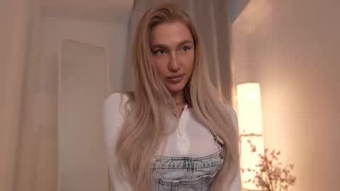 Snapshot of sparks__daisy chatting on 02.18.25 DAISY online show from 02.18.25