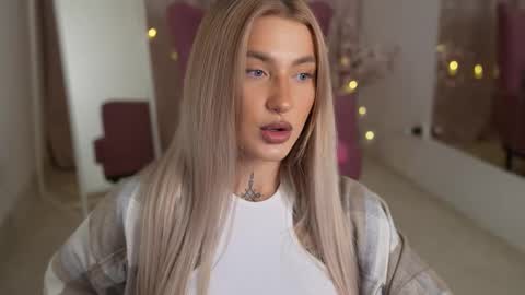 Snapshot of sparks__daisy chatting on 03.11.25 DAISY online show from 03.11.25