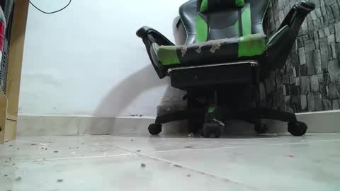 Snapshot of srfindomfeet_ chatting on 04.18.26 sr master cum its my old account online show from 04.18.26