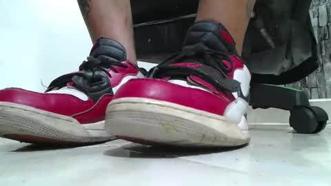 Snapshot of srfindomfeet_ chatting on 04.19.26 sr master cum its my old account online show from 04.19.26