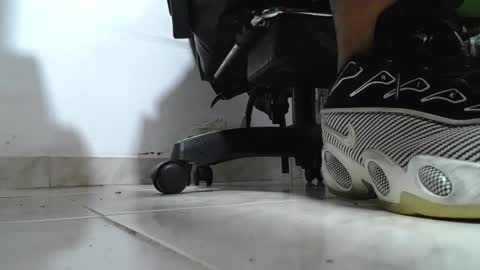 Snapshot of srfindomfeet_ chatting on 05.04.26 sr master cum its my old account online show from 05.04.26
