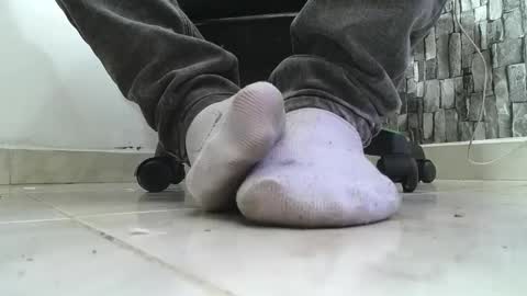 Snapshot of srfindomfeet_ chatting on 05.08.26 sr master cum its my old account online show from 05.08.26