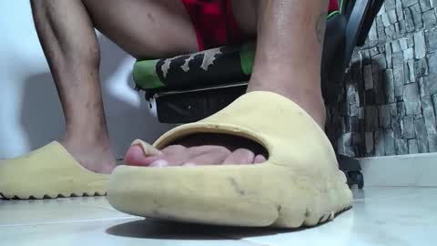 Snapshot of srfindomfeet_ chatting on 05.11.26 sr master cum its my old account online show from 05.11.26