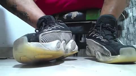 Snapshot of srfindomfeet_ chatting on 05.12.26 sr master cum its my old account online show from 05.12.26