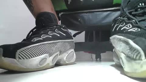 Snapshot of srfindomfeet_ chatting on 05.13.26 sr master cum its my old account online show from 05.13.26
