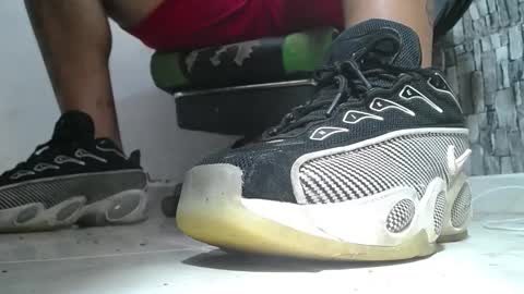 Snapshot of srfindomfeet_ chatting on 05.14.26 sr master cum its my old account online show from 05.14.26