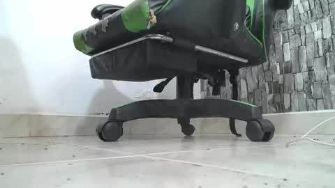 Snapshot of srfindomfeet_ chatting on 05.15.26 sr master cum its my old account online show from 05.15.26