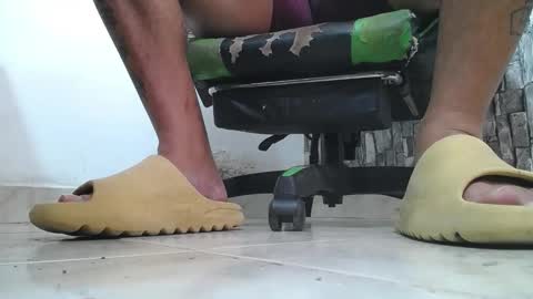 Snapshot of srfindomfeet_ chatting on 05.16.26 sr master cum its my old account online show from 05.16.26