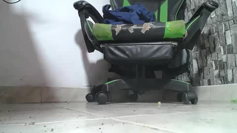 Snapshot of srfindomfeet_ chatting on 05.17.26 sr master cum its my old account online show from 05.17.26