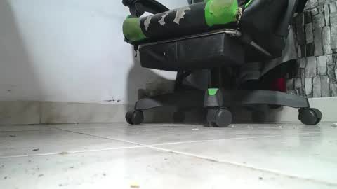 Snapshot of srfindomfeet_ chatting on 05.19.26 sr master cum its my old account online show from 05.19.26