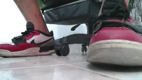 Snapshot of srfindomfeet_ chatting on 05.21.26 sr master cum its my old account online show from 05.21.26