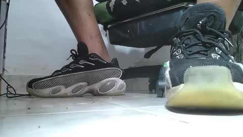 Snapshot of srfindomfeet_ chatting on 05.22.26 sr master cum its my old account online show from 05.22.26