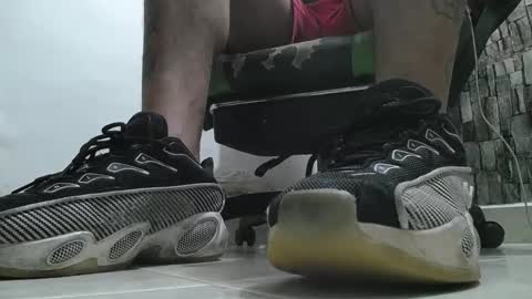 Snapshot of srfindomfeet_ chatting on 05.25.26 sr master cum its my old account online show from 05.25.26