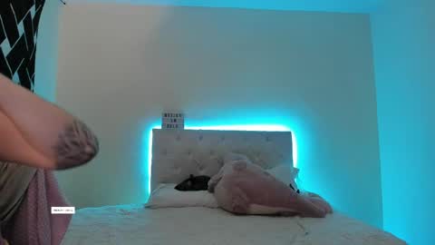 Stand and Rose online show from 04.15.26