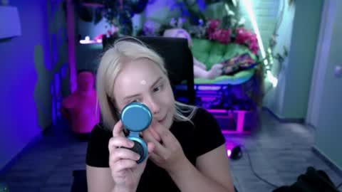 Snapshot of stellawatts chatting on 07.05.26 Stella online show from 07.05.26