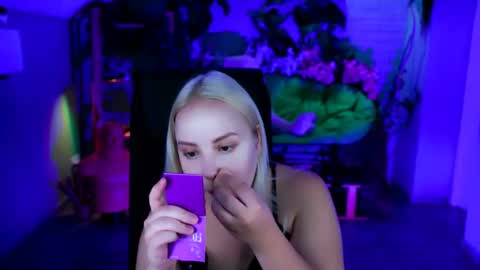 Snapshot of stellawatts chatting on 07.24.26 Stella online show from 07.24.26