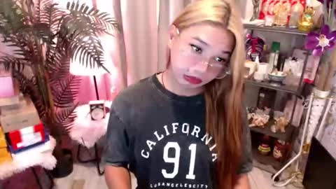 Snapshot of stellaxtemptationx chatting on 04.17.26 Stella sweet online show from 04.17.26