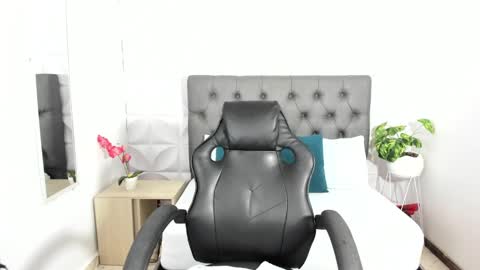 S T E P H A N Y A online show from 02.05.25