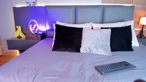 Stone Lee  online show from 02.06.25